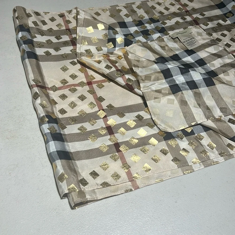 Burberry elegant reversible classic checkered with gold accents